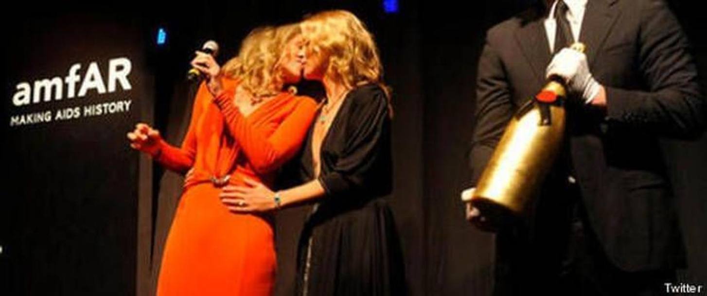 Il bacio con Kate Moss sul palco di Amfar